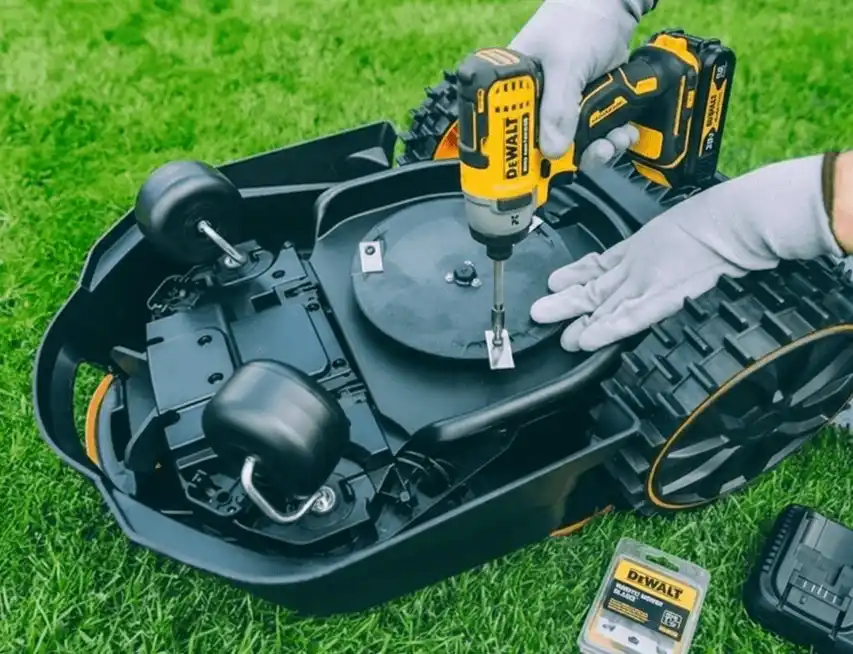 Puesta a punto del robot cortacésped antes del inicio de temporada