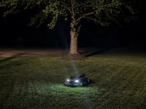 Robot cortacésped que trabaja de noche
