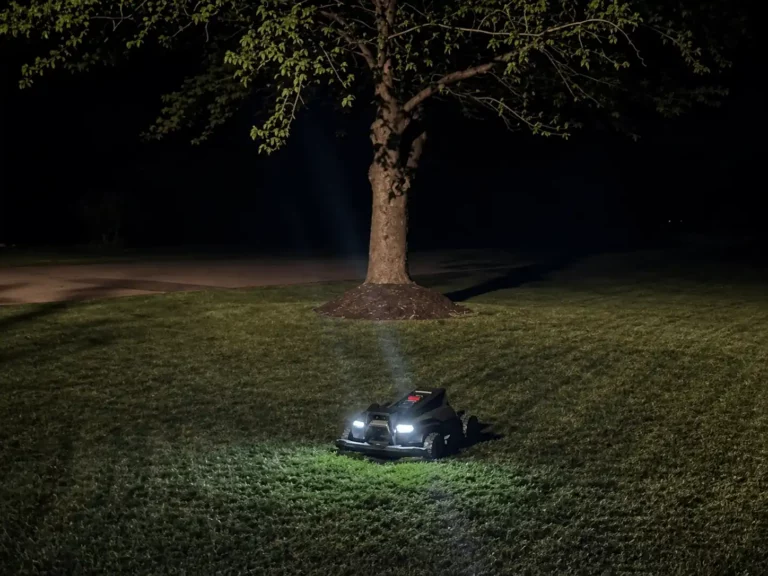 Robot cortacésped que trabaja de noche