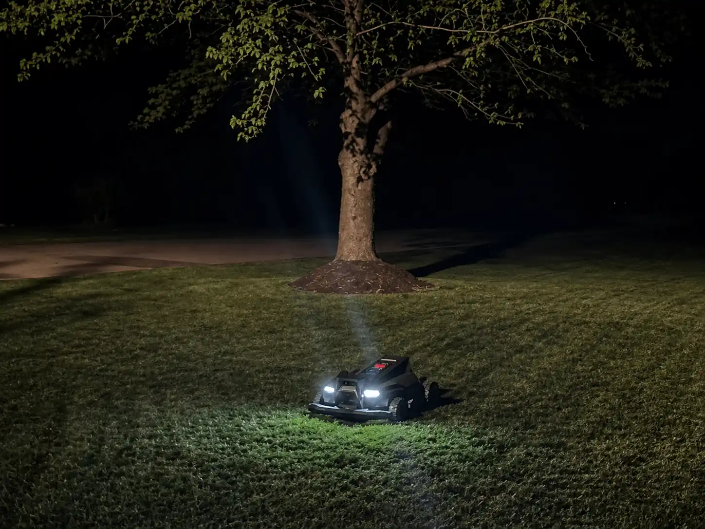 Robot cortacésped que trabaja de noche